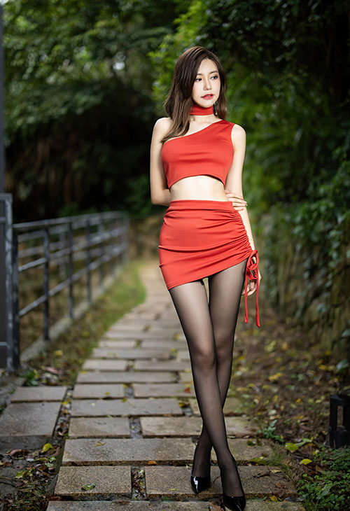 女人如花，性感则为其绽放之时，让人惊艳不已。