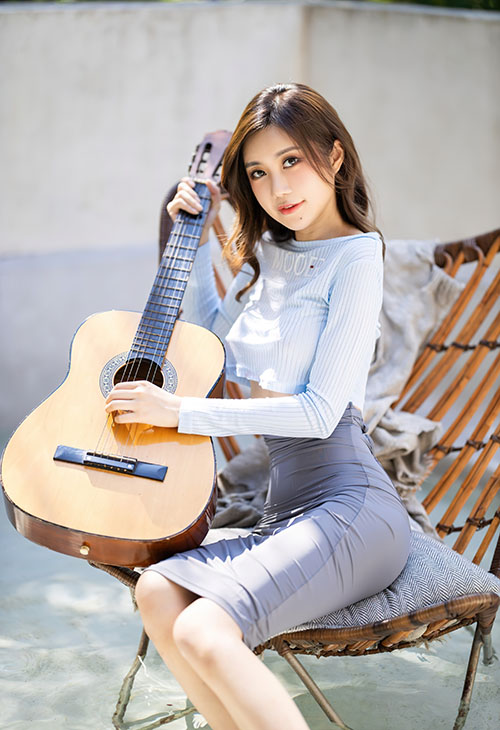 千姿百态的曲线美，展现出独特的性感魅力。让自己成为万众瞩目的焦点。