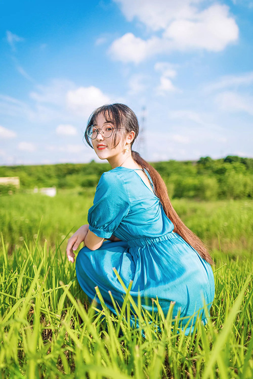 她的曲线优美动人，每一个转身、每一个回眸都充满着诱惑力，让人心神荡漾。