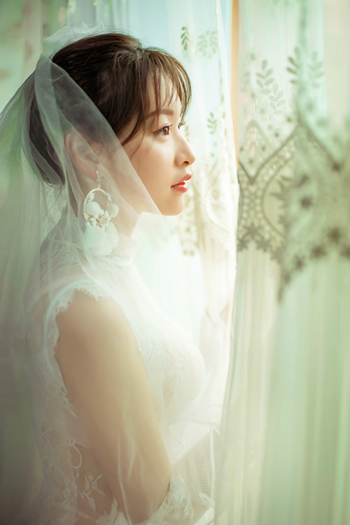她的身材曲线宛如一幅精心雕琢的艺术品，每一寸都透露出摄人心魄的性感。