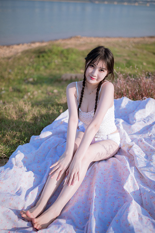 女人美美，如夏花般绚烂多姿，让人心驰神往。
