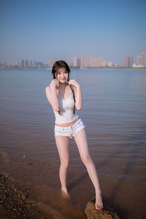 美丽的女人，优雅自信，有着迷人的微笑和高雅的气质。