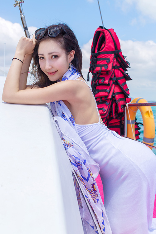 聪明的女人，无论岁月如何变迁，都不要把钱视为生活的万能，不要为了钱在男人面前卑躬屈膝，女人永远是最美的风景，最美的风景就要以最独立的姿态绽放。
