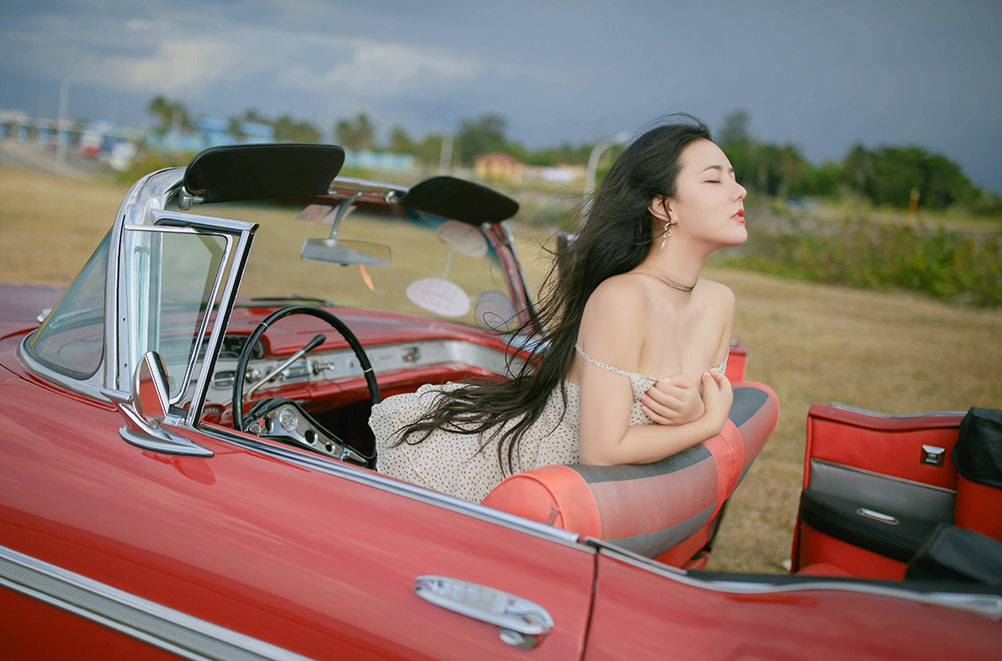 女性之美，如晨曦初露，温柔而充满希望，照亮世间每一个角落。