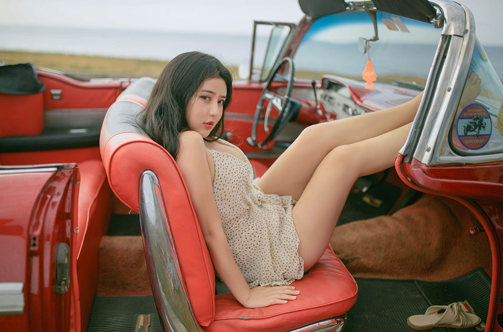 美丽的女人，拥有独特的魅力和自信，她们的光芒无法被掩盖。