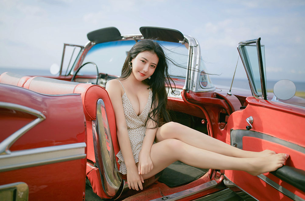 美丽的女人，懂得如何去爱自己，如何去珍惜自己。她们用微笑面对世界，用温柔的心去感受生活的美好。