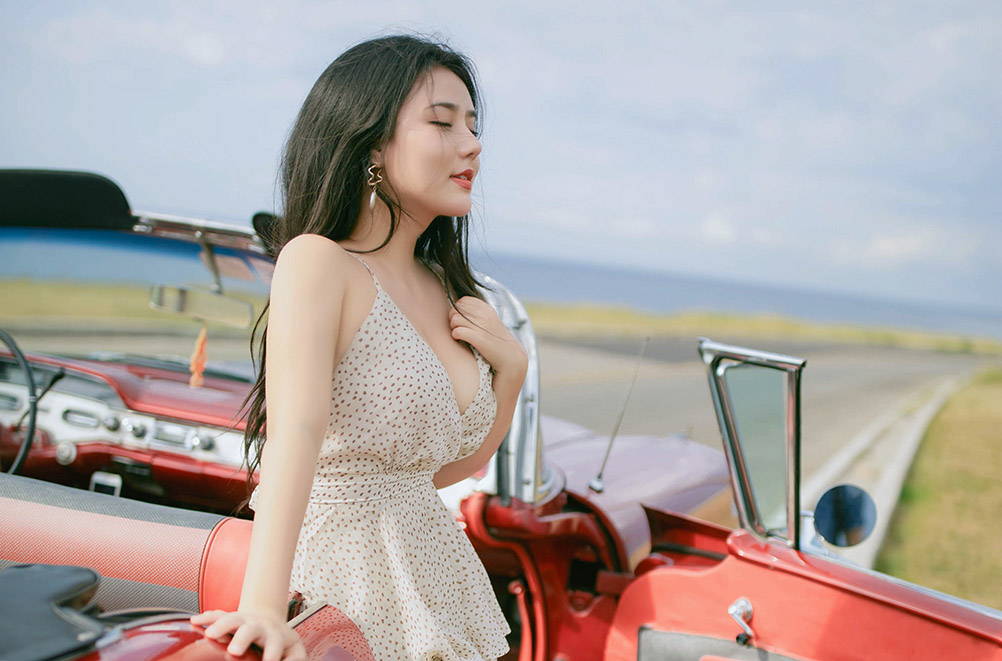 女子之美，美在内心，美在气度。她们的微笑，如春天的阳光，温暖而亲切；她们的言谈，如秋夜的微风，轻柔而怡人。