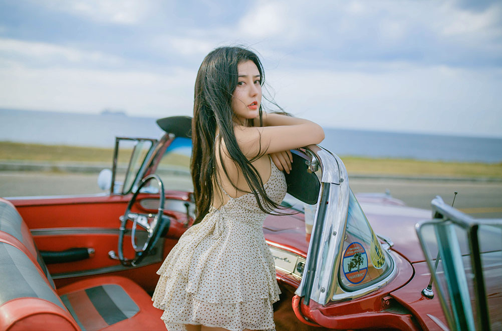 女人的美丽，源于内心的丰盈和情感的真挚，就如一朵绽放的花儿，静静地散发着淡淡的幽香，让人陶醉。